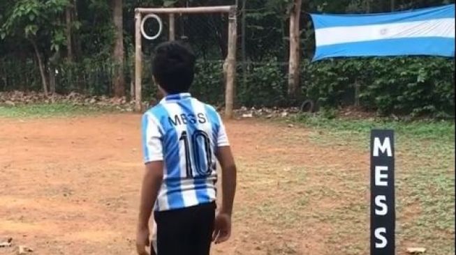 Gokil Bocah Asal India Ini Sukses Tiru Gaya Sepakan Khas Lionel Messi